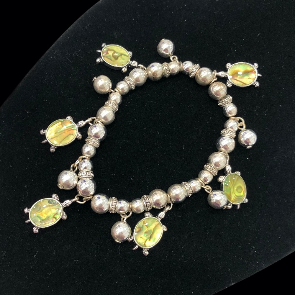 VINTAGE SILVER TONE BEADS & GREEN TURTLE CHARM STRETCH BRACELET